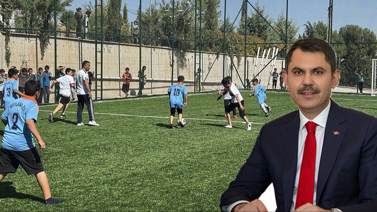 Bakan Kurum ocuklarn istedii krmad! Artk rahata futbol oynayacaklar