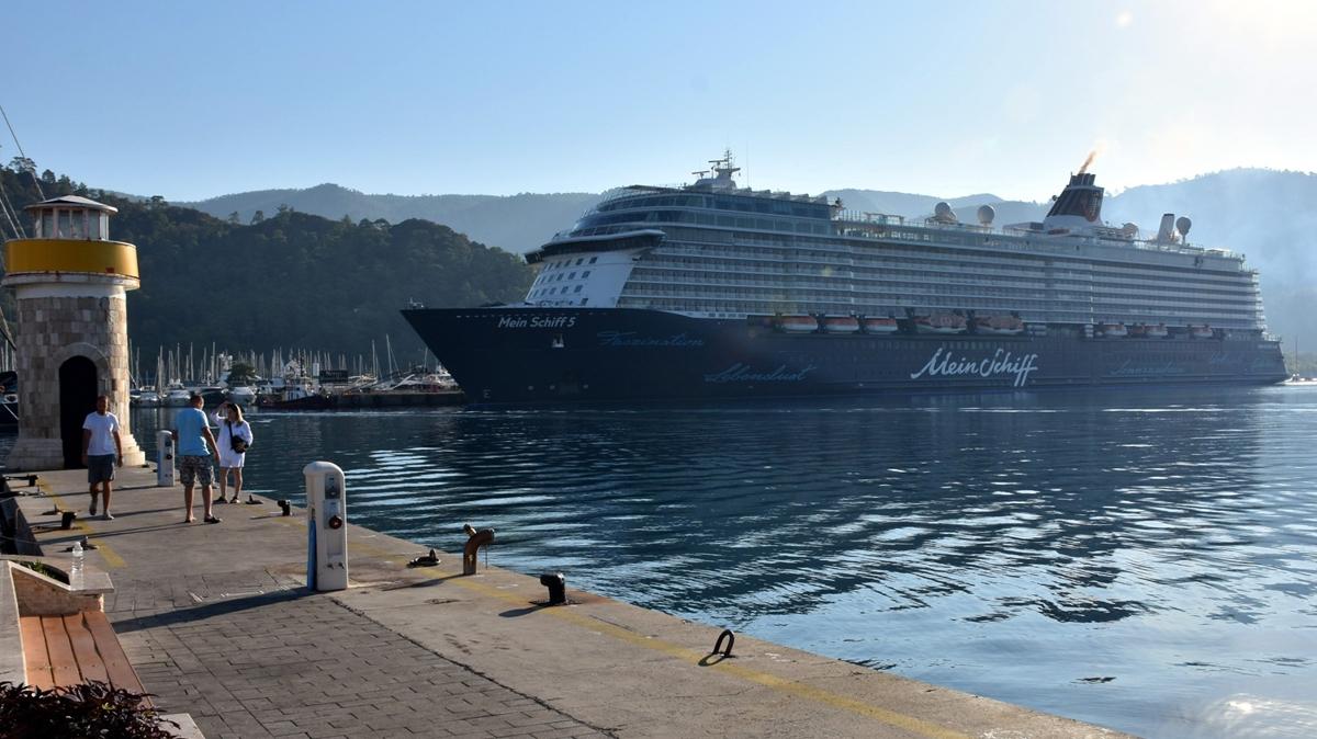 ''Mein Schiff 5'' Marmaris'e yanat