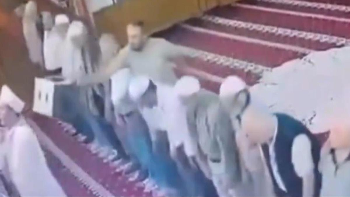 Namaz kldran imama tabure ile vurdu, cemaat vantilatr ile kovalad 