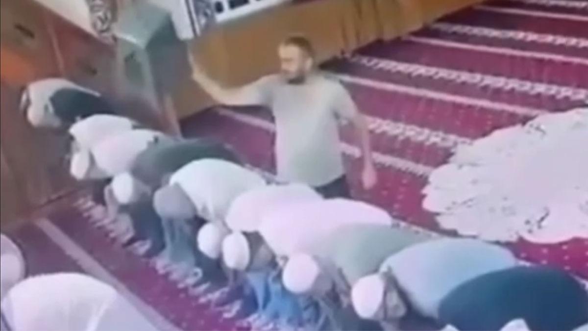 Manisa'da namaz srasnda imama saldran kii akl hastanesine sevk edildi