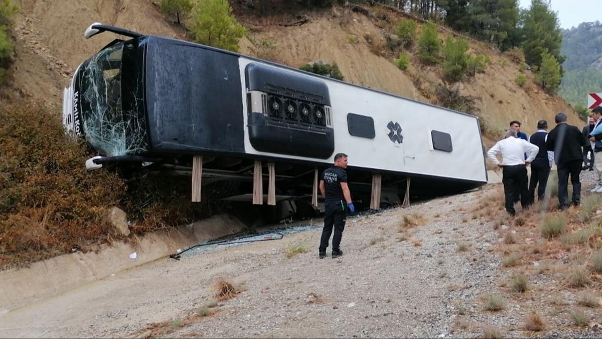 Burdur'da yolcu otobsnn tra arpp arampole devrildii kazada 8 kii yaraland