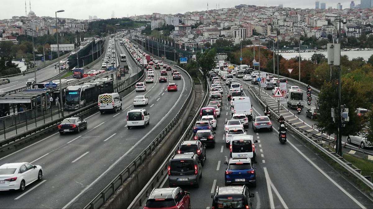 stanbul'da haftann ilk i gnnde trafik younluu yaanyor