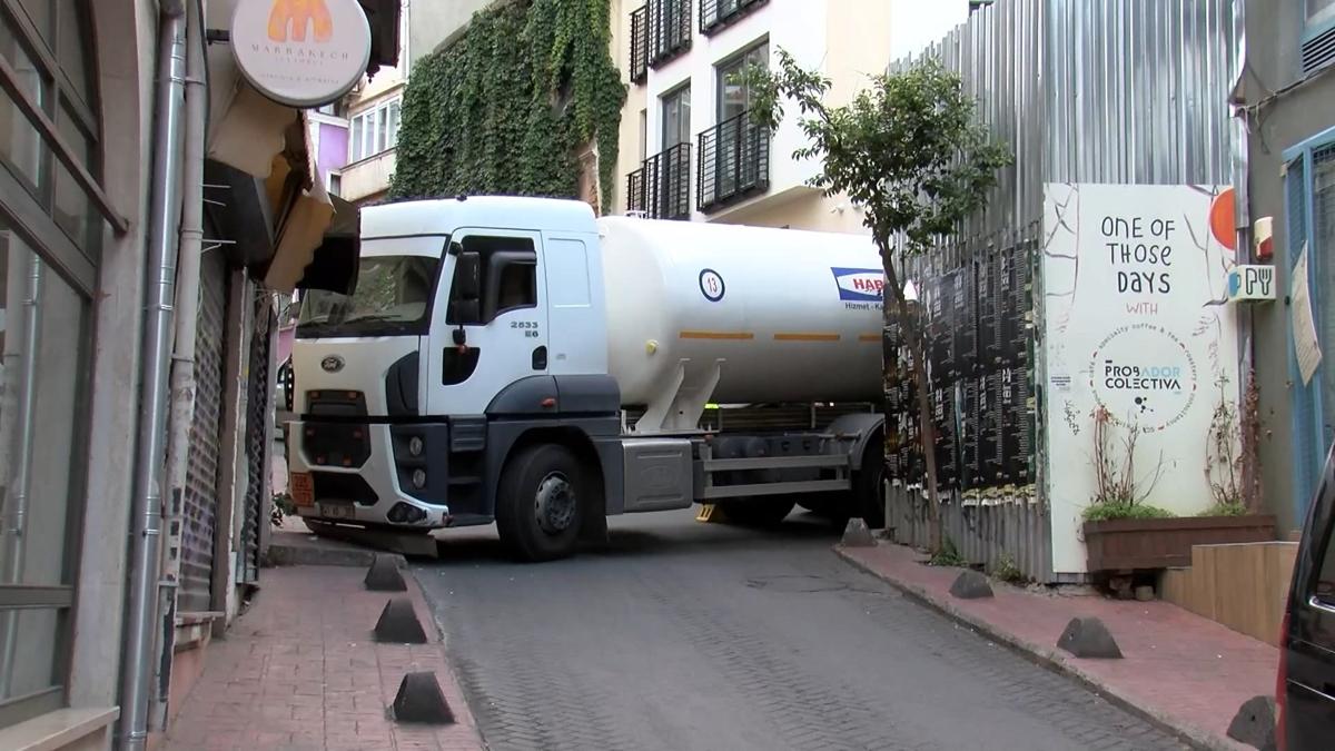 Beyolu'nda viraj alamayan TIR yolu kapatt