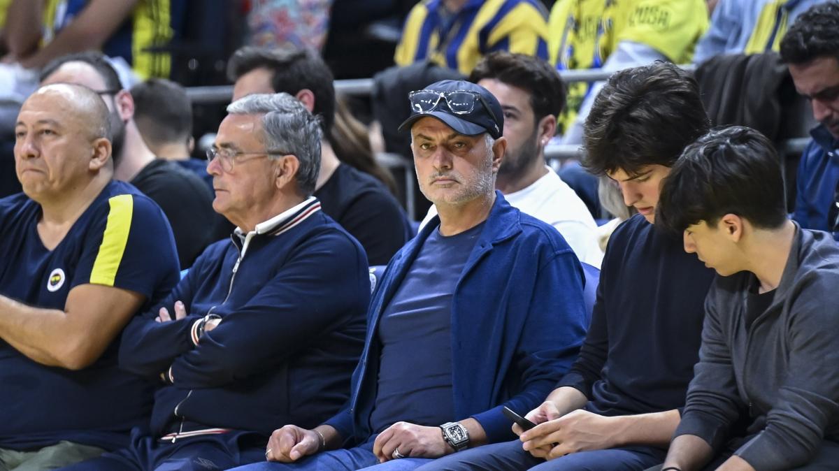 Jose Mourinho'dan Fenerbahe paylam! Basketbol takmna destee gitti