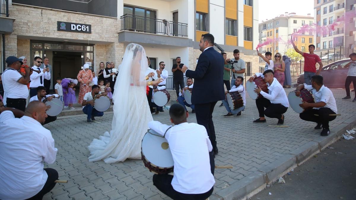 Hatay'da yeni konutu teslim edilen depremzede, erteledii dnn yapt