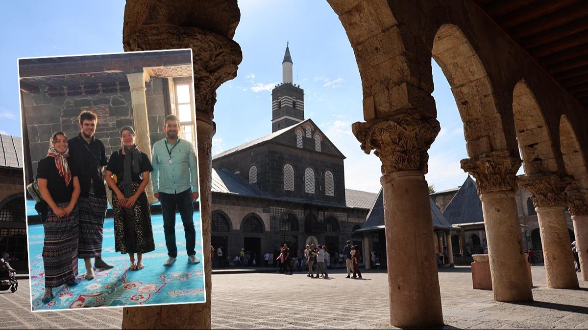 Bursa'daki Yeil Cami'den sonra Diyarbakr'daki Ulu Cami'de de erkek turistler etek giydi