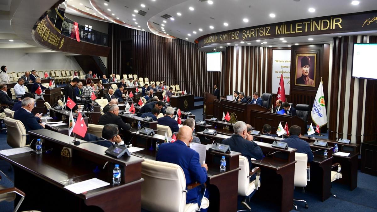 AK Parti, CHP ve MHP gruplarnn oy birliiyle kabul edildi! Bakan Kurum'a fahri hemehrilik berat