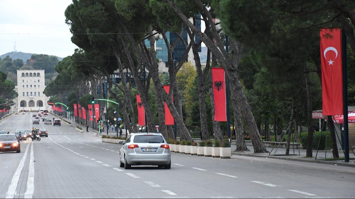 Arnavutluk sokaklarnda Bakan Erdoan cokusu! Her yer bayraklarla donatld