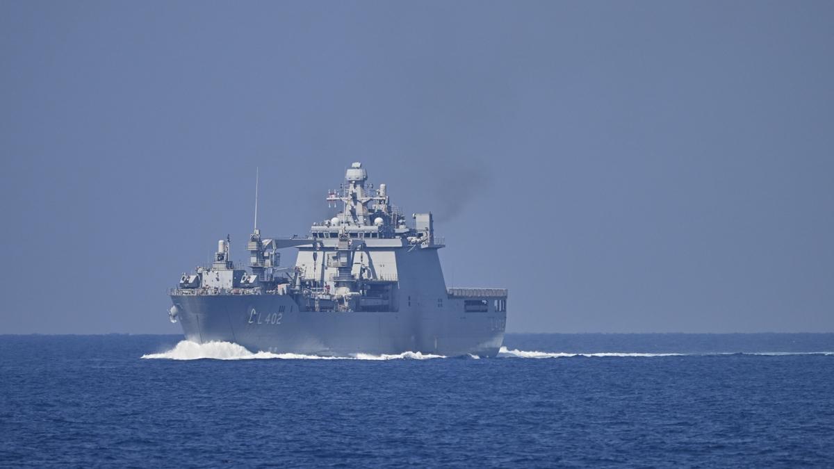 Lbnan'dan tahliye operasyonu! TCG Bayraktar ve Sancaktar Trkiye'ye doru yol kt