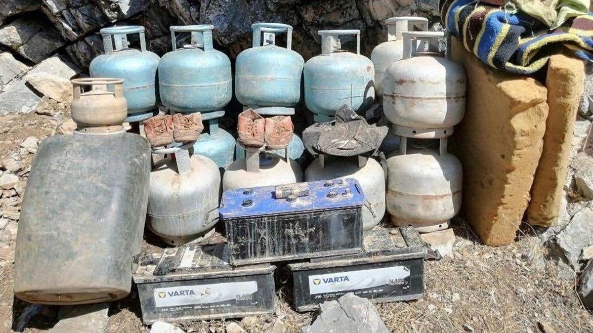 Terr operasyonunda PKK'ya ait yaam malzemeleri ele geirildi