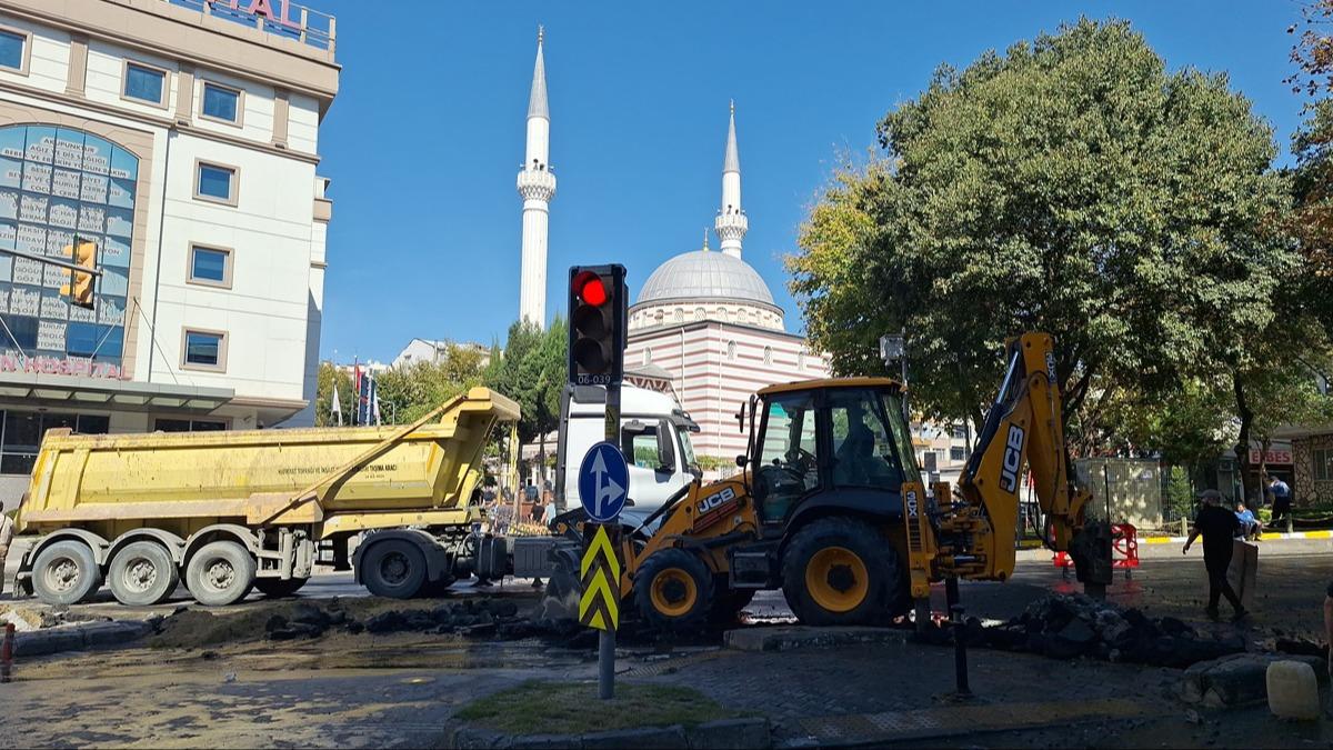 SK'ye ait su borusu patlad! Tonlarca su israf oldu