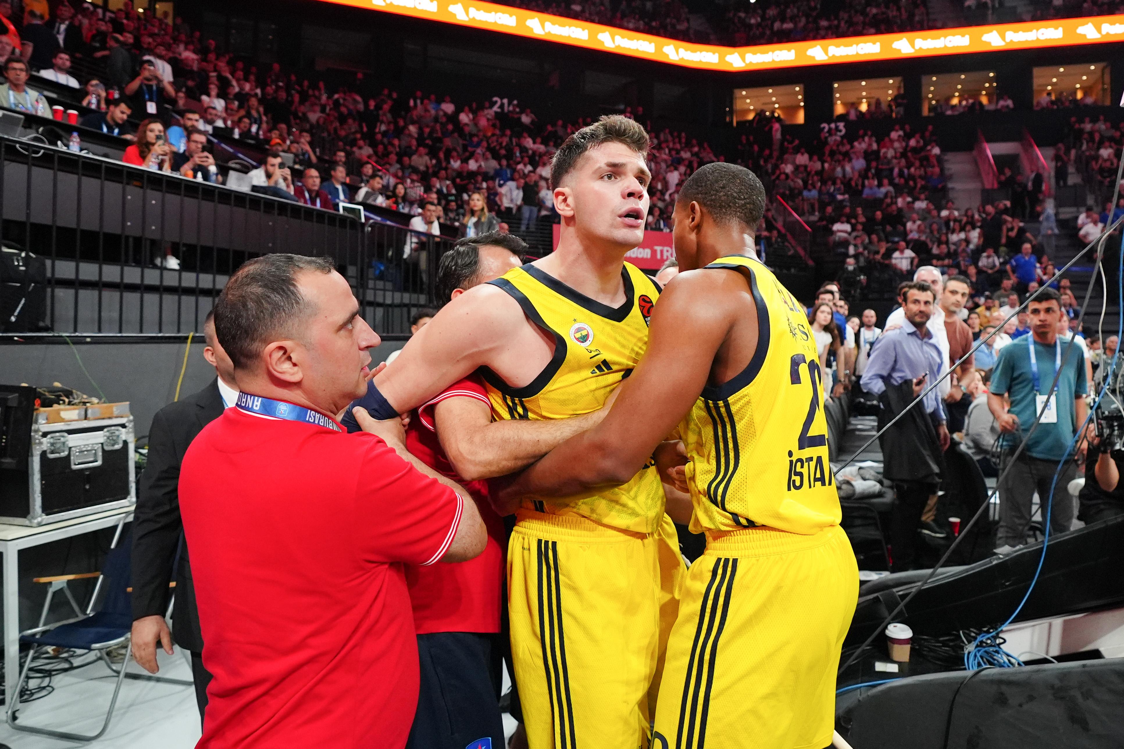 EuroLeague'den Tarık Biberovic ve Elijah Bryant'a ceza kesildi!