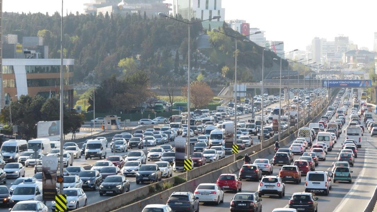 stanbul'da haftann ilk i gnnde youn trafik