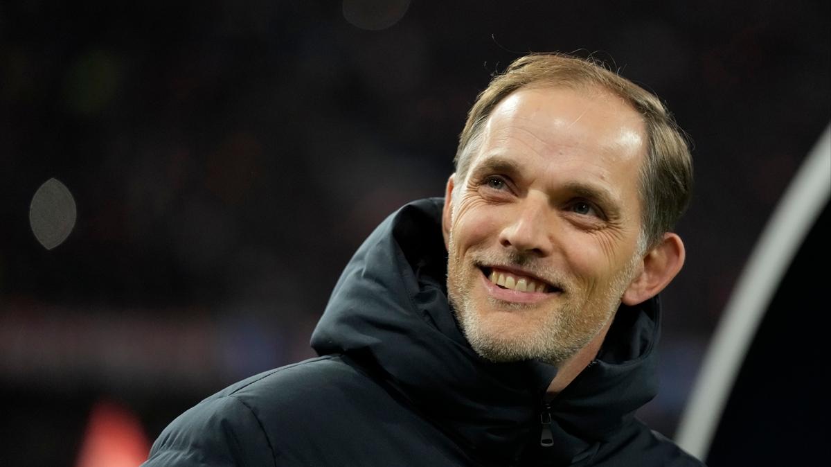 Thomas Tuchel imzayı atıyor