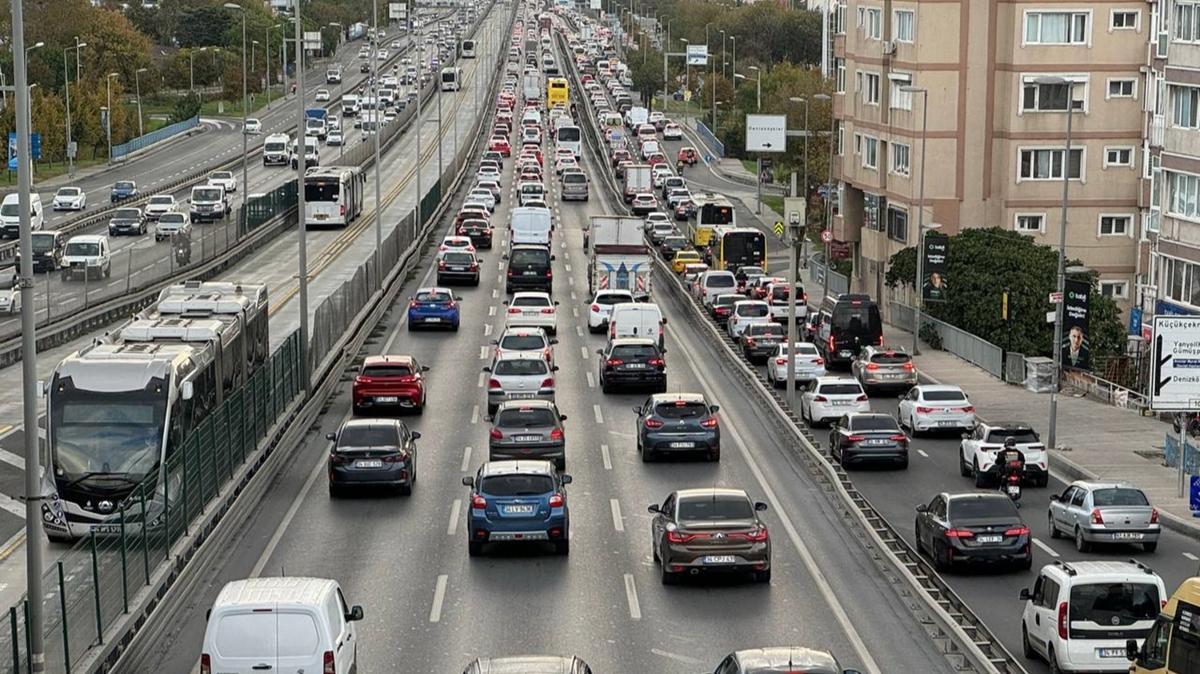 stanbul trafiini saanak vurdu! Ana arterlerde aksamalar yaand