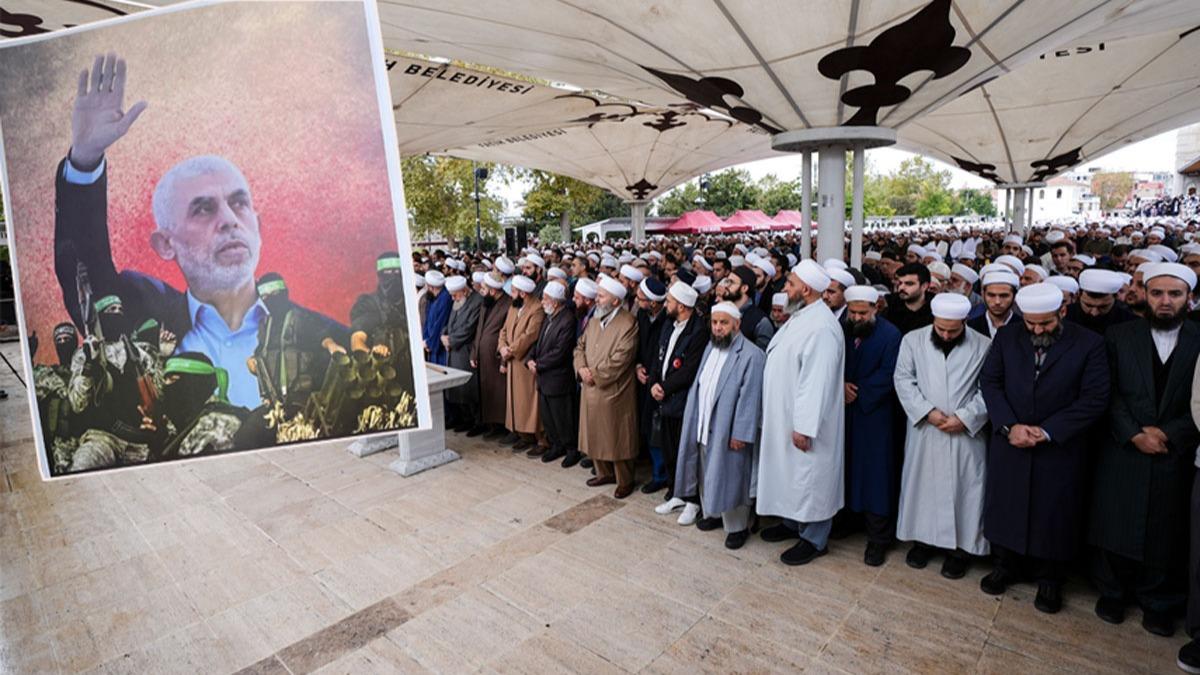 Fatih Camisi'nde eller duaya ald! Sinvar iin gyabi cenaze namaz