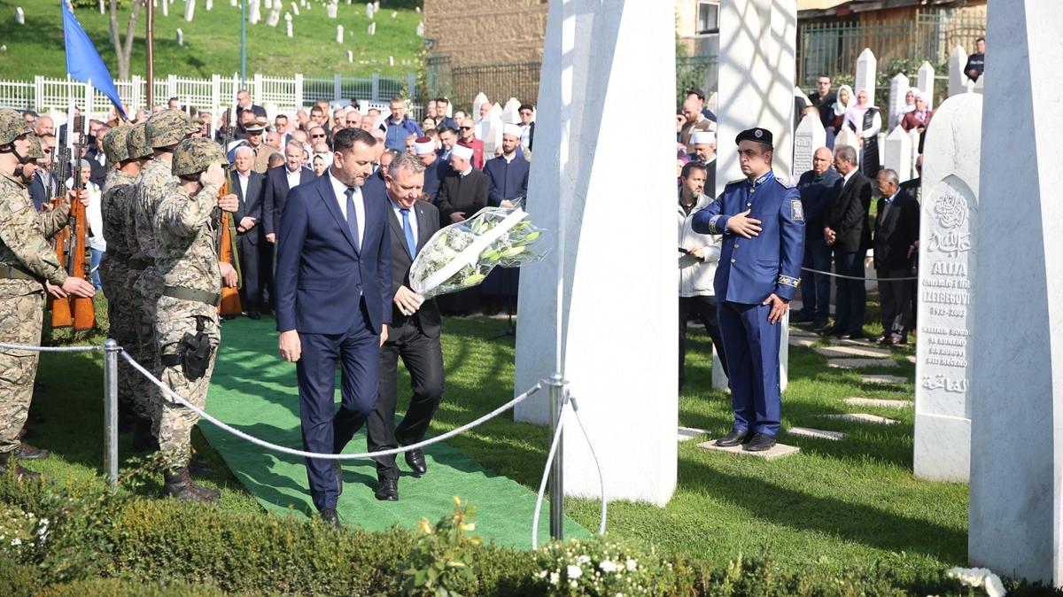 Bonak lider zetbegovi kabri banda dualarla anld