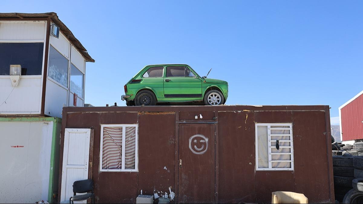 Hatay'da ilgin ara koruma yntemi: Arabay forkliftle konteynerin zerine koydurdu