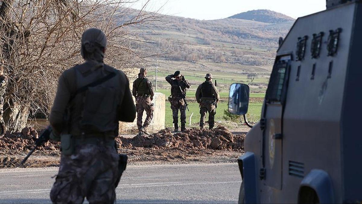 Terristler embere alnd! Mardin'de sokaa kma yasa