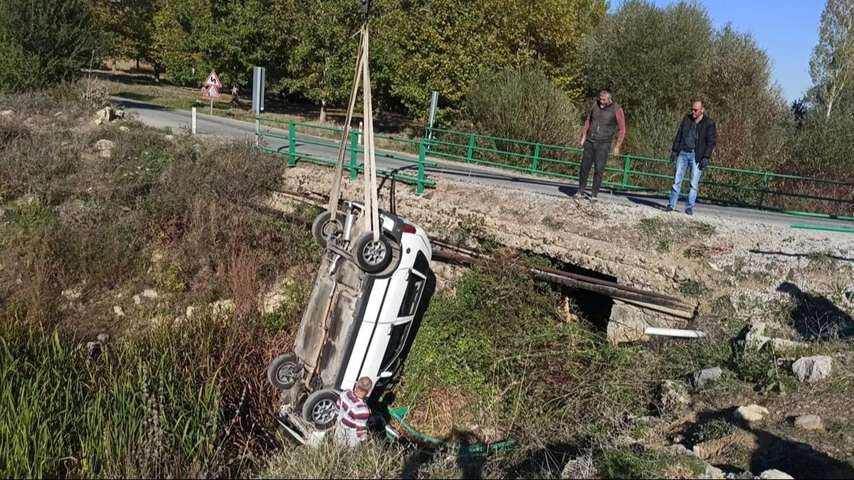 lmn kysndan dndler! Konya'da kprden den otomobilde 3 yaral