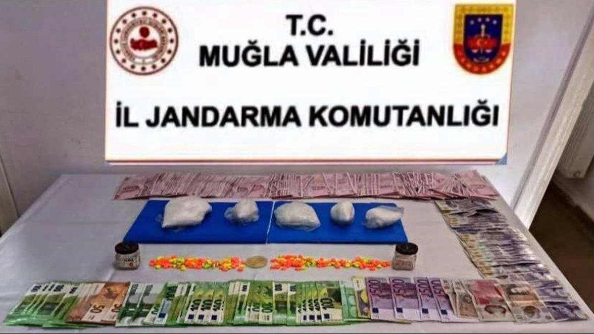 Mula'da uyuturucu tacirlerine operasyon: 11 pheliye gzalt 