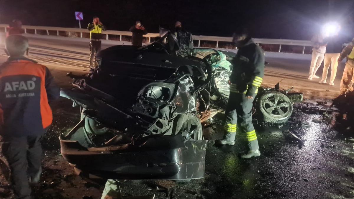 Erzincan'da feci kaza! Otomobil TIR'n altna girdi: 3 l, 1 yaral