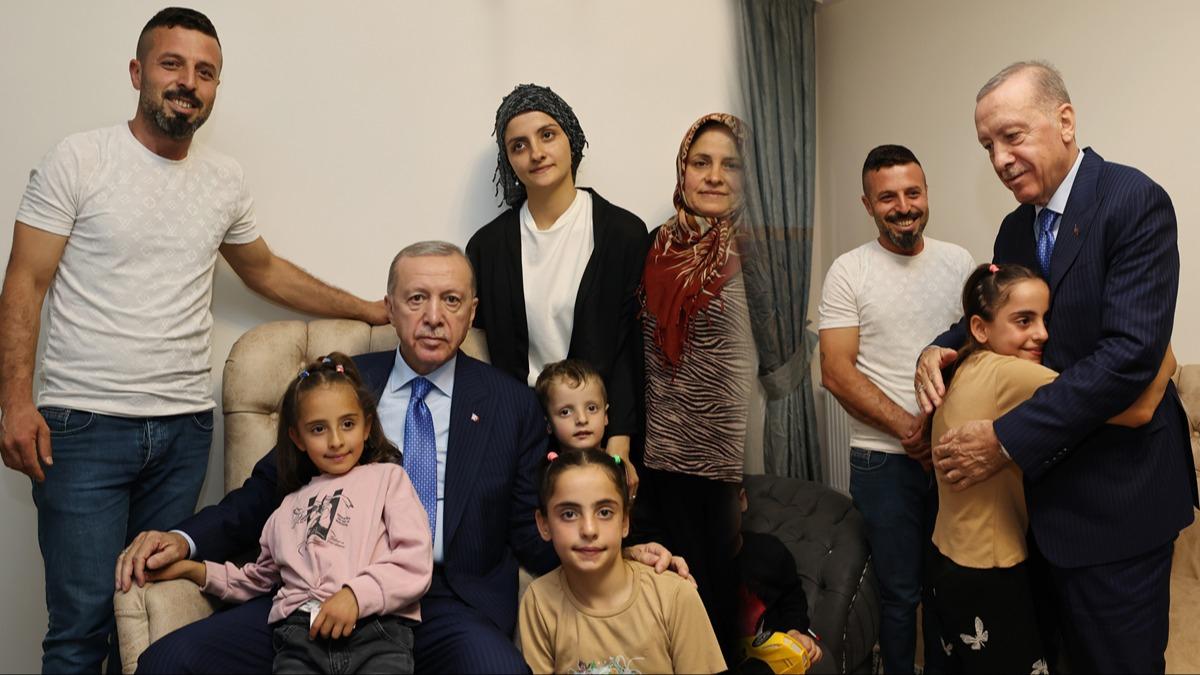 Cumhurbakan Erdoan, yeni yuvalarna kavuan afetzede bir aileye misafir oldu