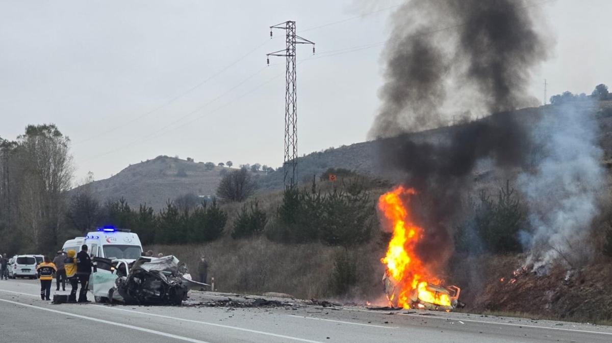 Erzincan'da iki otomobil arpt: 5 kii ld