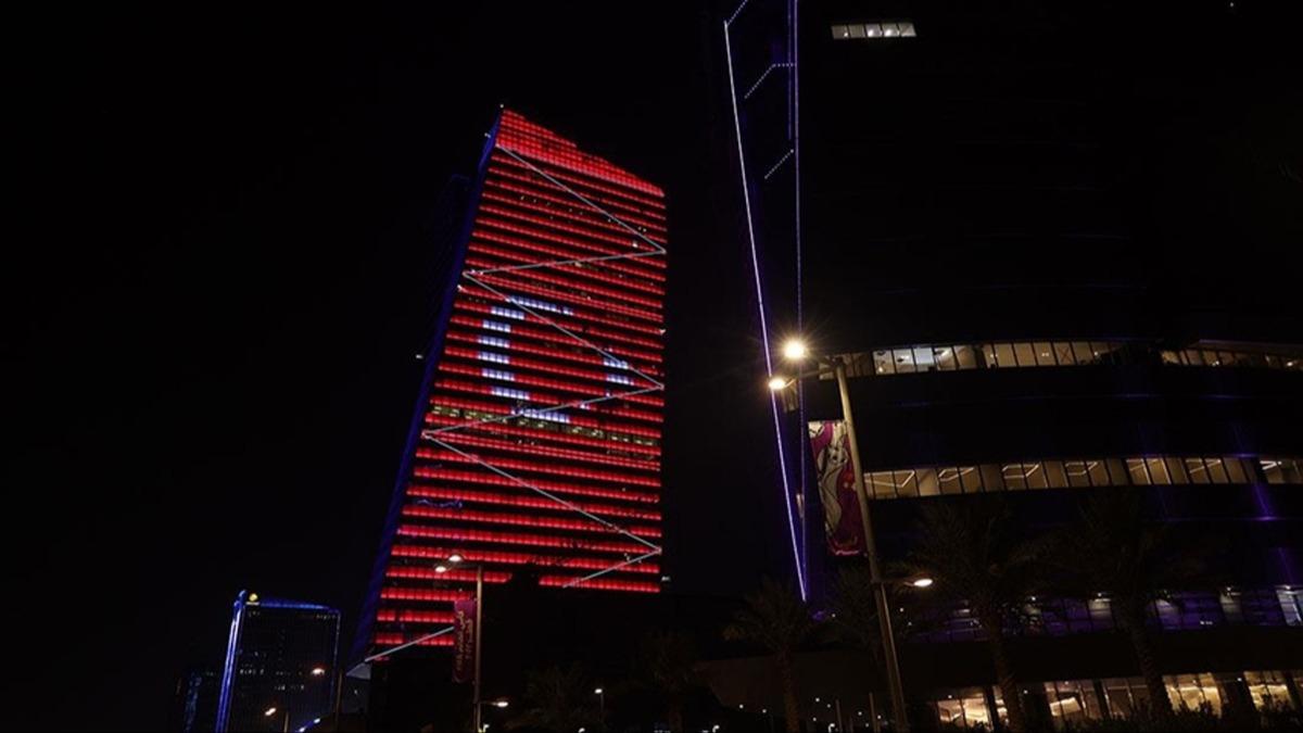 Katar'daki sembol binalara Cumhuriyet Bayram mnasebetiyle Trk bayra yanstlacak