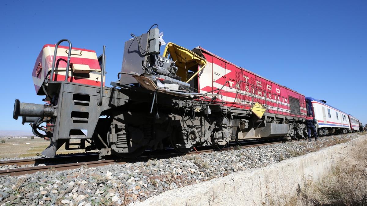 Yolcu treni beton pompasna arpt! Makinist hayatn kaybetti