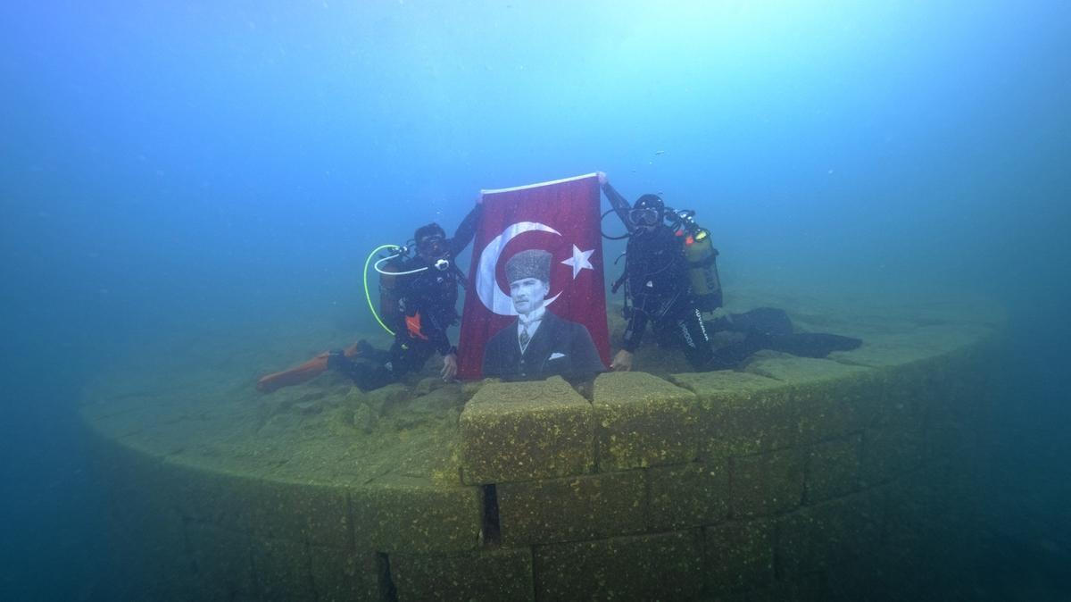 29 Ekim Cumhuriyet Bayram'n Van Gl'nn derinliklerinde kutladlar                                            