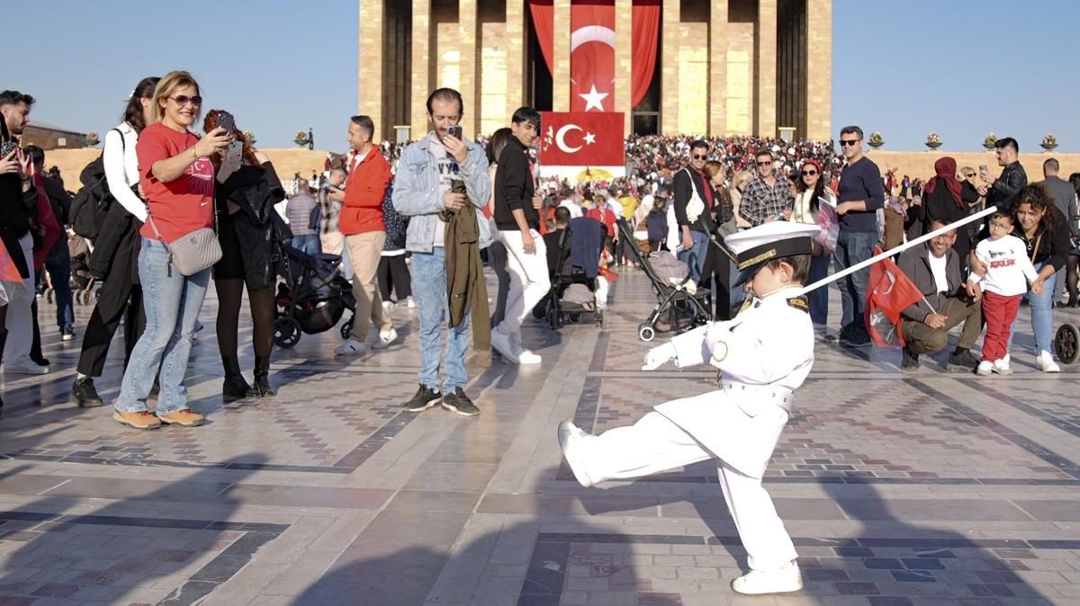 Askerlerin nbet deiimini taklit eden minik Barskan, Antkabir'de ilgi oda oldu