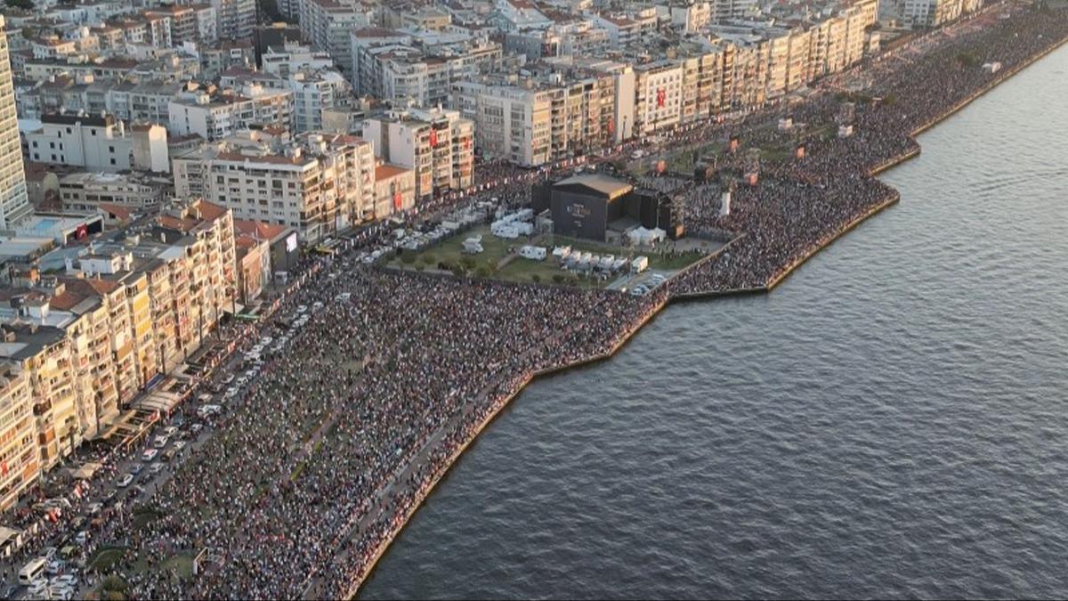 zmir'de Cumhuriyet cokusu! Konsere saatler kala meydanlar doldu tat