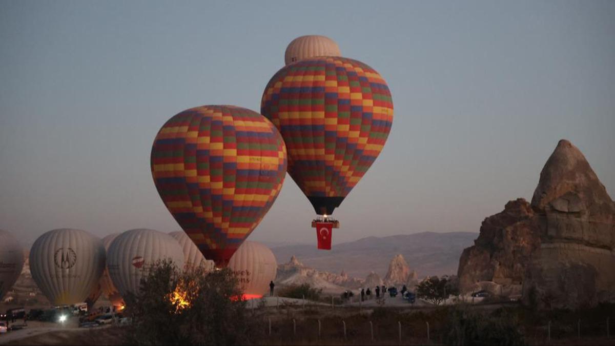 Scak hava balonlar Trk bayraklarn gkyznde dalgalandrd                                           