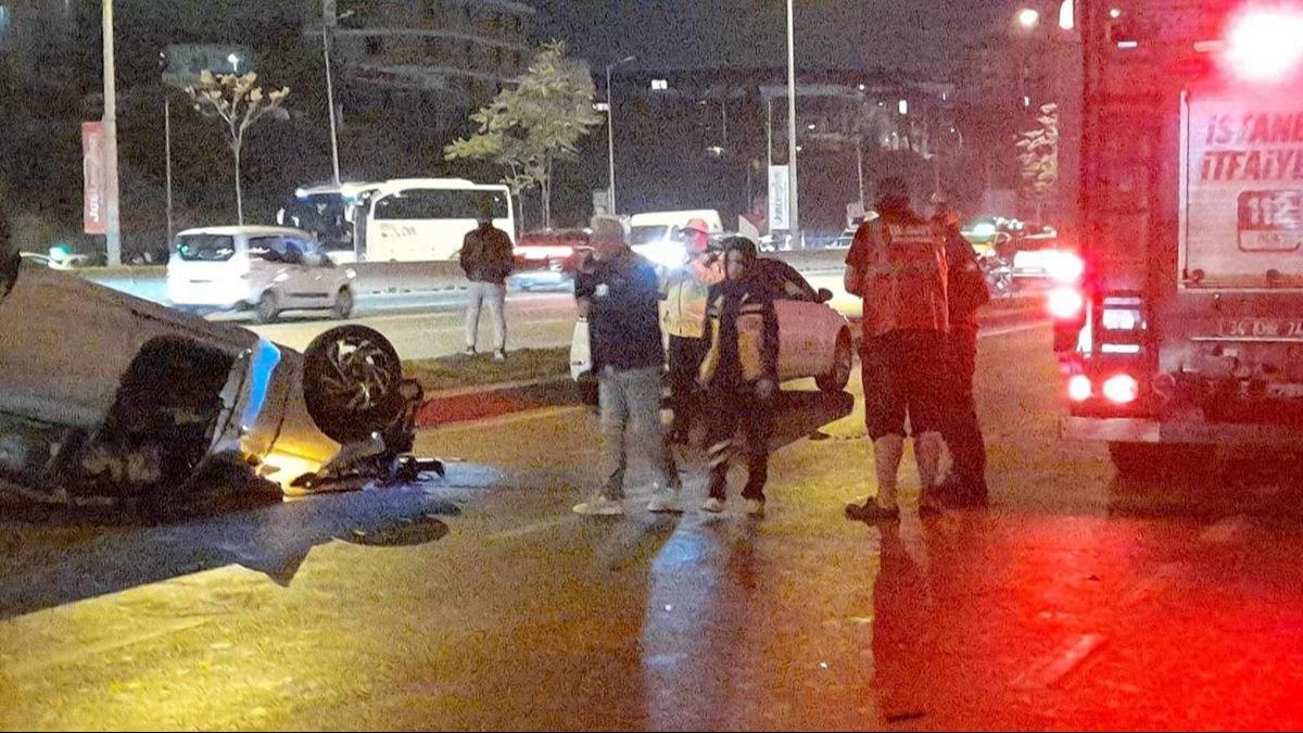 stanbul'da bir otomobil ETT durana dald: 4 Yaral 