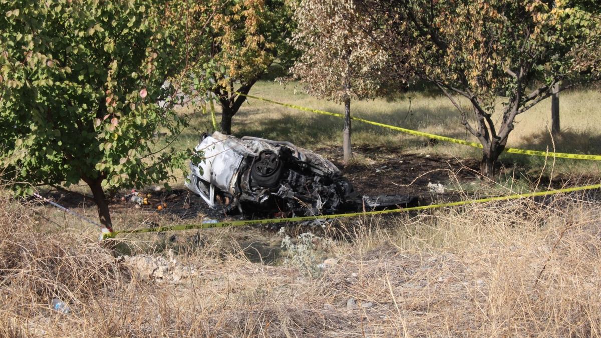 Malatya'da devrilen otomobil alev ald: 2 l