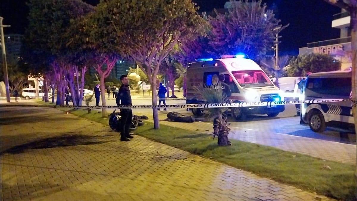 Mersin'de motosikletin aaca arpmas sonucu 2 kii yaamn yitirdi