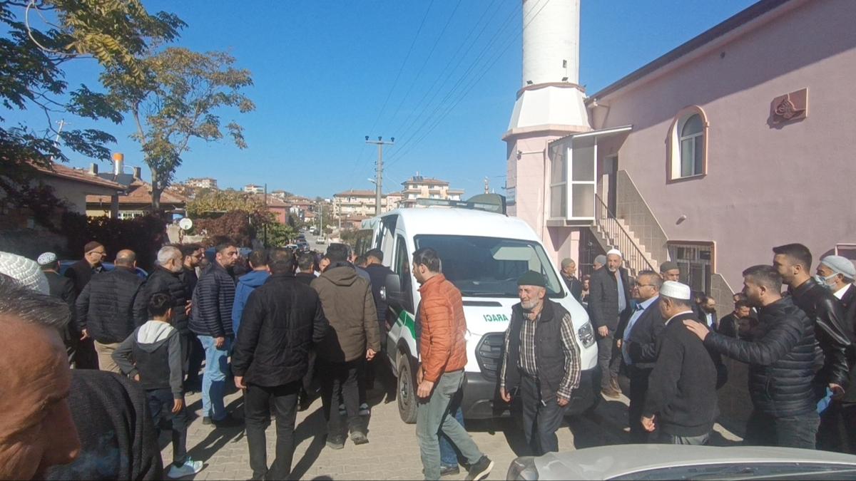 Yrek dayanmaz! Baza ile karyola arasna skarak len bebek topraa verildi