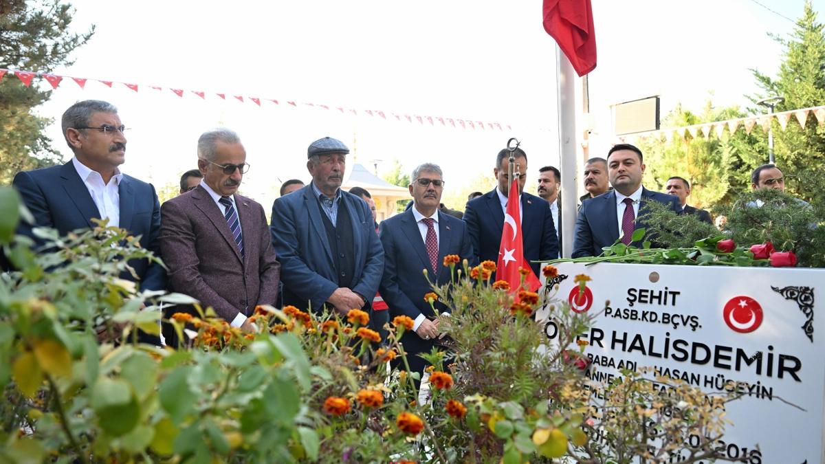 Bakan Uralolu'ndan ehit mer Halisdemir'in kabrine ziyaret                                       