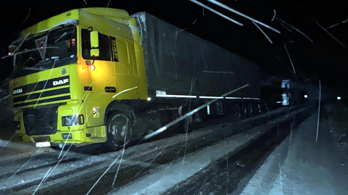 Ardahan'da kar ya tipiye dnt, yollarda buzlanma meydana geldi
