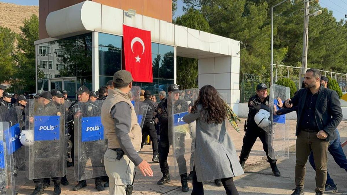 Ahmet Trk ve DEM'lilerden belediye nnde provokasyon! Polise saldrp binaya girmek istediler 