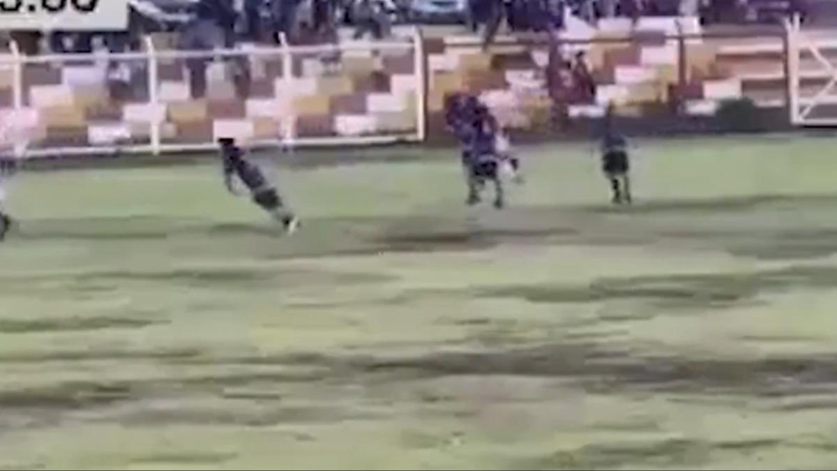 Peru'da oynanan futbol ma srasnda sahaya yldrm dt: 1 l 