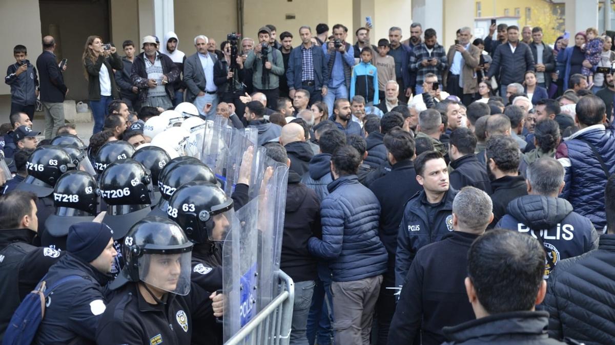 Halfeti Belediyesi nnde polise tal saldr: 8 kii gzaltna alnd