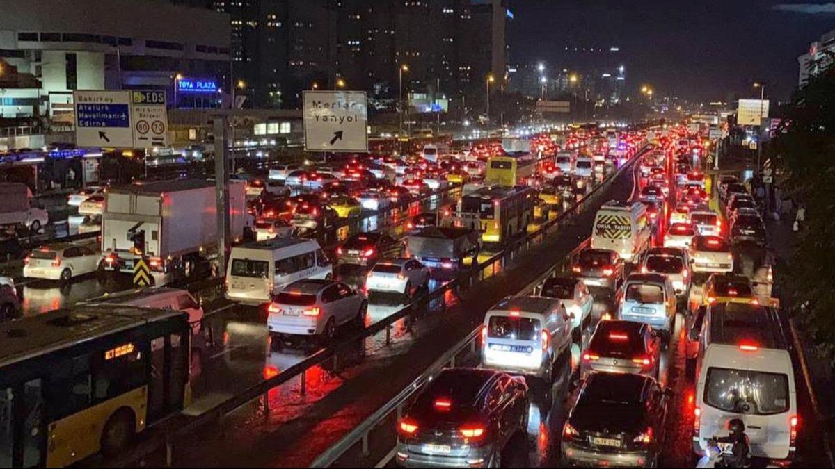 stanbul'da trafik kilit! Akam saatlerinde younluk yzde 80'e ulat