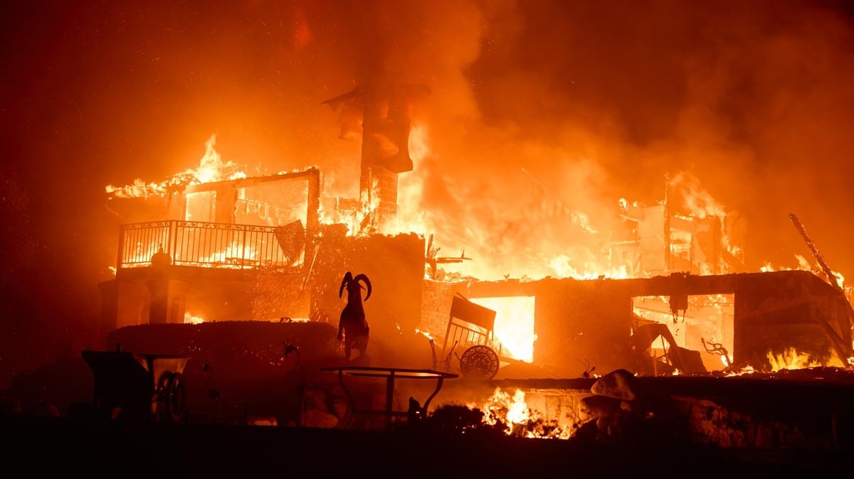 California orman yangnlar ile mcadele ediyor! Binlerce kii iin tahliye emri verildi 