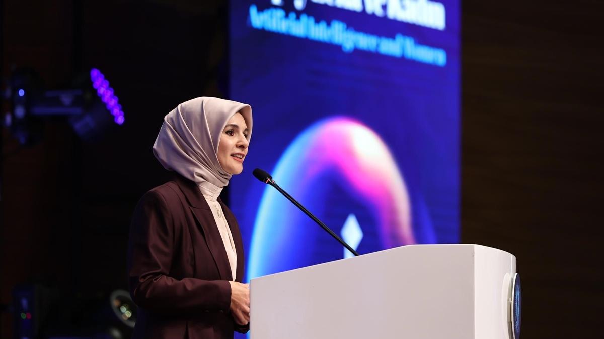 Bakan Gkta, Uluslararas Kadn ve Adalet Zirvesi oturumunda moderatrlk yapt: Yapay zeka destekli eitim programlar, kadnlarn yeteneklerini gelitirmede nemli bir kaynak