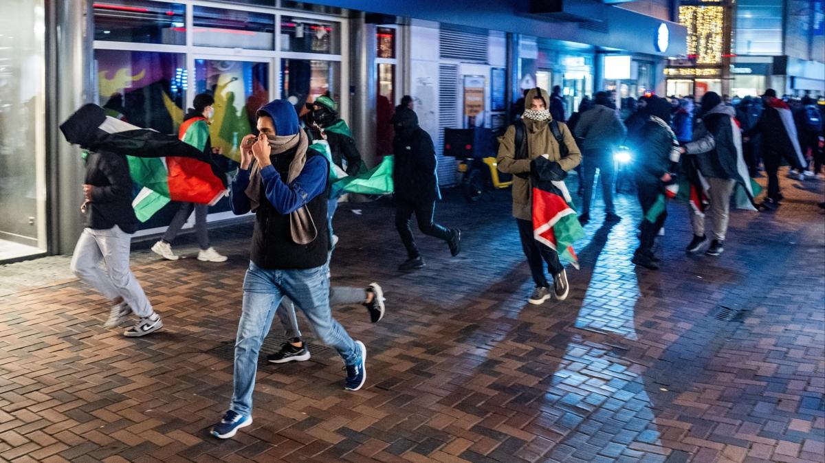 Amsterdam'da 'Filistin' sansr! Polis sert mdahalede bulundu