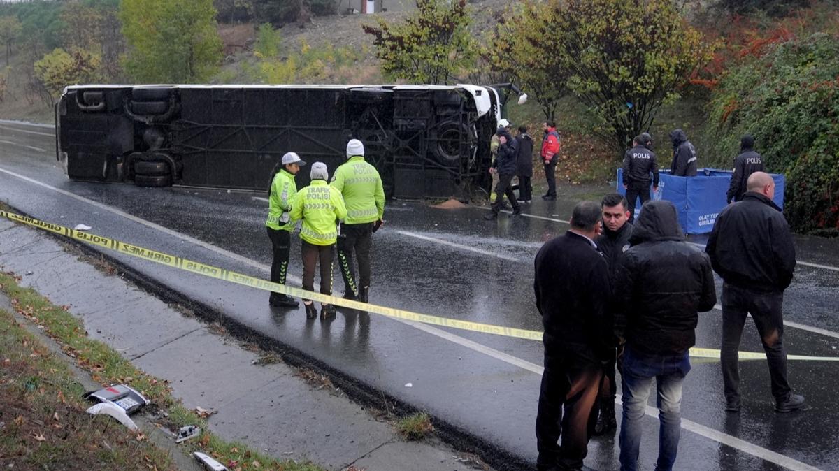 Esenler'de yolcu otobsnn devrilmesi sonucu 2 kii ld, 15 kii yaraland