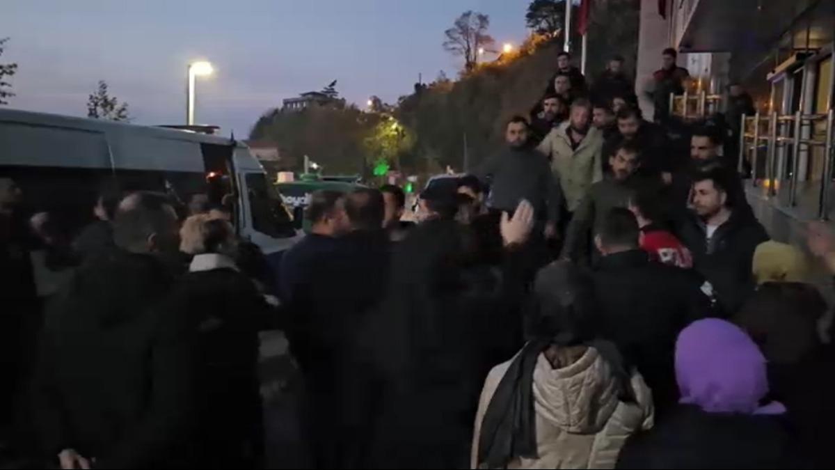 Trafikte kavga ettii kiiyi baklad, mahalleliden dayak yedi! 6 kiiye tutuklama