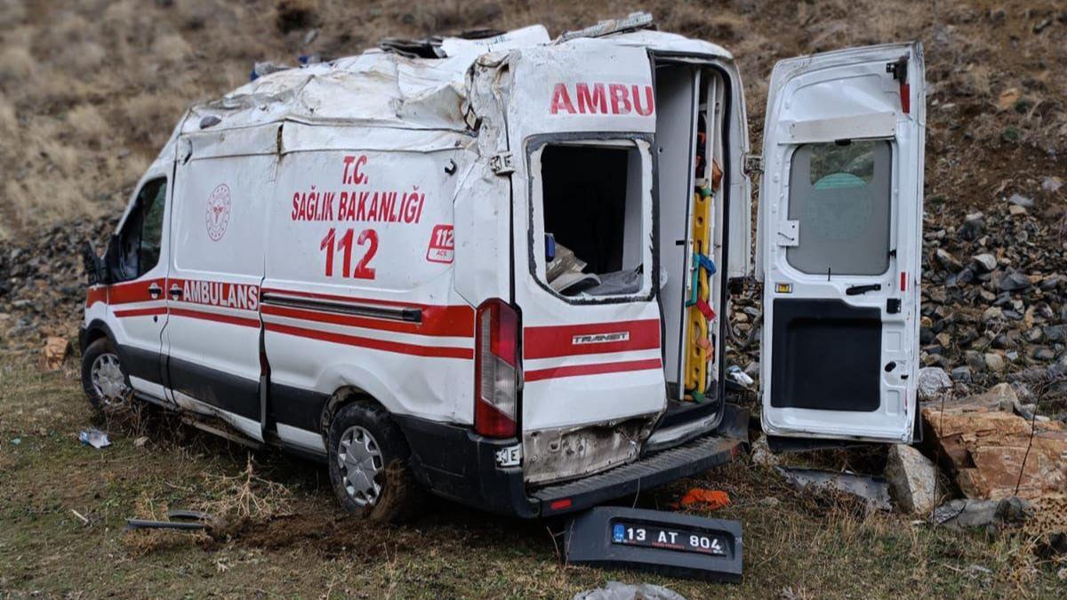 Bitlis'te trafik kazasnda 3' salk personeli 11 kii yaraland